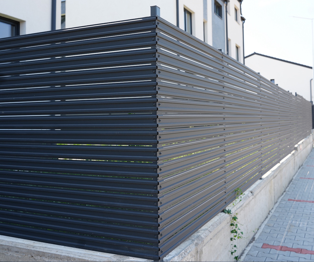 Gard din șipcă metalică: costuri, montaj, întreținere